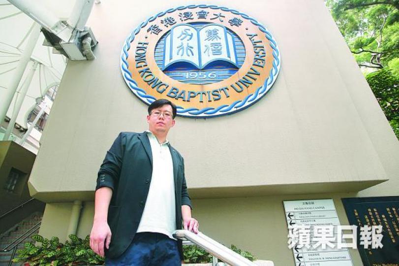 ■浸大教務議會成員王凱峰質疑,校方無措施確保教員英語水平達標。李潤芳攝 ■浸大教務議會成員王凱峰質疑,校方無措施確保教員英語水平達標。李潤芳攝