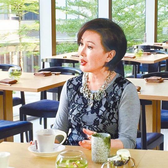 ■陳秀雯最近接咗ViuTV嘅青春校園劇,仲會喺新劇入面飾演中學校長。資料圖片■陳秀雯同鄧萃雯(中)96年曾經一齊拍《再見艷陽天》。劇照 ■陳秀雯最近接咗ViuTV嘅青春校園劇,仲會喺新劇入面飾演中學校長。資料圖片■陳秀雯同鄧萃雯(中)96年曾經一齊拍《再見艷陽天》。劇照