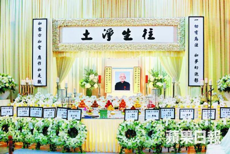 ■堪輿曆法大師蔡伯勵昨在香港殯儀館設靈,靈堂佈置清簡。王子俊攝■蔡伯勵的子女及親友身穿黑色套裝出席喪禮。 ■堪輿曆法大師蔡伯勵昨在香港殯儀館設靈,靈堂佈置清簡。王子俊攝■蔡伯勵的子女及親友身穿黑色套裝出席喪禮。