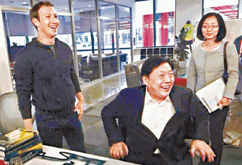 ■魯煒(中)曾到訪美國facebook總部,左為朱克伯格。 ■魯煒(中)曾到訪美國facebook總部,左為朱克伯格。