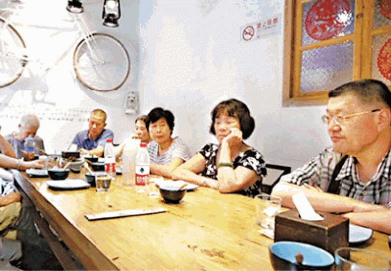 ■內地難屬聚首討論事件。 ■內地難屬聚首討論事件。
