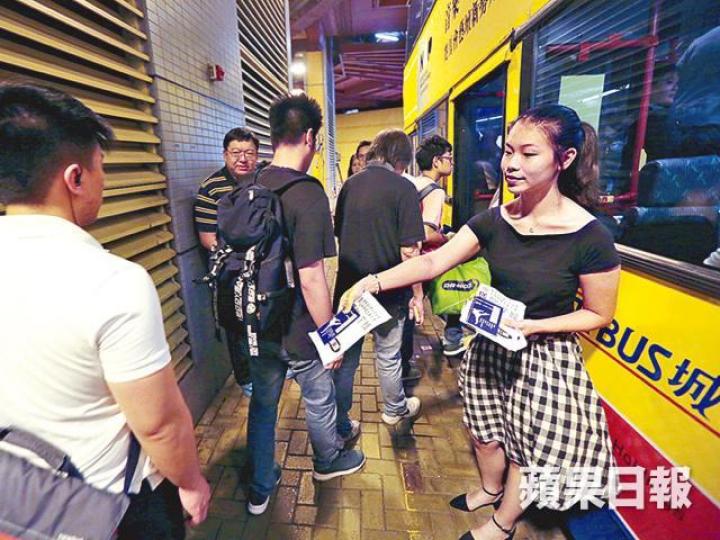 ■無綫炒配音員餘波未了,工聯會成員日前就派傳單促請停止裁員資料圖片 ■無綫炒配音員餘波未了,工聯會成員日前就派傳單促請停止裁員資料圖片