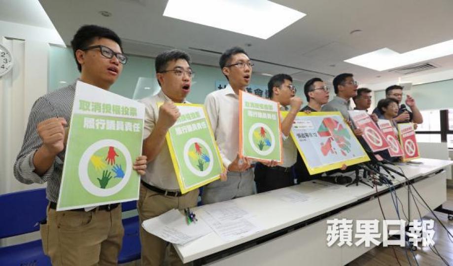 ■民主派區議員發起聯署,要求民政署消全港18區的授權票,杜絕議會懶蟲。張志華攝 ■民主派區議員發起聯署,要求民政署消全港18區的授權票,杜絕議會懶蟲。張志華攝