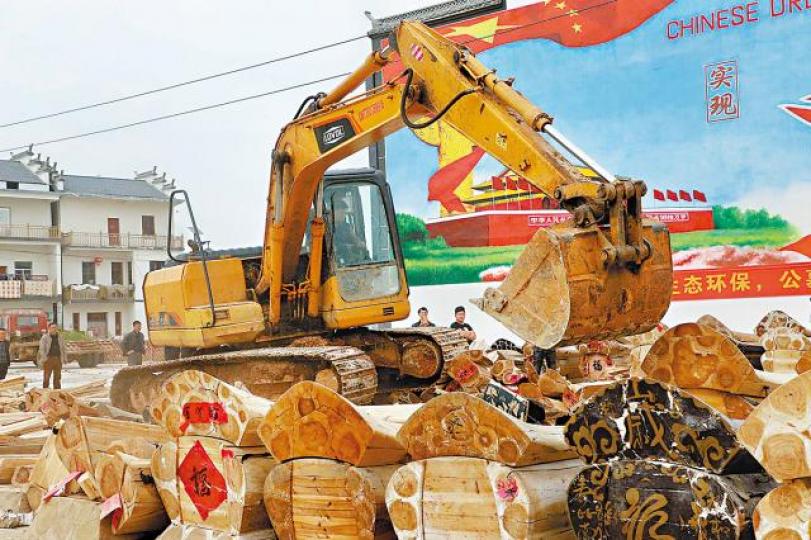 ■江西上饒市樂豐鎮以挖泥機將400副棺材砸毀。　■農村老人躺進棺材，圖阻執法隊搶棺。■有新近落葬的墳墓被強行拆墓起棺。■一名主動上繳棺材的老人獲發獎金。