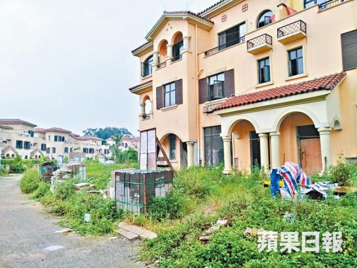 ■新昌舉債購入的佛山內房項目，住宅部份已停工，大量建築物料仍擺放在屋外。本報記者攝■新昌佛山Outlet去年開張，獲李冰冰（右二）當嘉賓。中為大股東林卓延。新昌網頁圖片■位於佛山的Outlet恍如死城，不見有客人光顧。