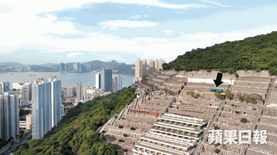 ■蔡伯勵墳地(箭嘴示)坐東向西,背靠一座碧綠小山,正望環翠邨一帶,專家指屬於旺丁旺財好地。陳海威攝■風水師持羅庚於靈柩入墓前度位。梁瑞帆攝 ■蔡伯勵墳地(箭嘴示)坐東向西,背靠一座碧綠小山,正望環翠邨一帶,專家指屬於旺丁旺財好地。陳海威攝■風水師持羅庚於靈柩入墓前度位。梁瑞帆攝