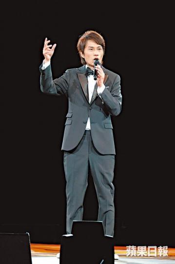 ■黃子華昨晚演出最後一場棟篤笑。陳俊強攝 ■黃子華昨晚演出最後一場棟篤笑。陳俊強攝