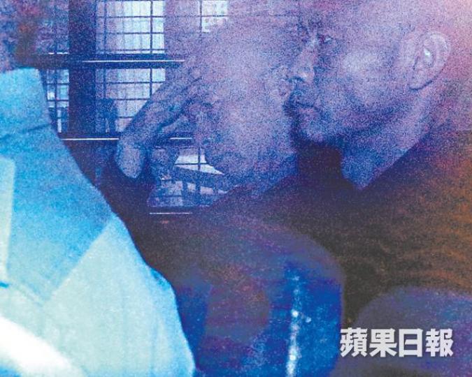 ■被告陳劍雄(左)因強姦、非法禁錮及搶劫3罪,昨被判囚8年。李潤芳攝 ■被告陳劍雄(左)因強姦、非法禁錮及搶劫3罪,昨被判囚8年。李潤芳攝