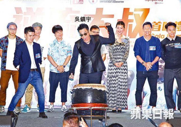 ■主持首映打鼓儀式嘅鎮宇話為咗演戲係咁增磅,佢太太同囝囝都有嚟撐場。吳鎮宇太太(右)囝囝Feynman(左)■余香凝話自己黑到「令」,可惜未有美白代言工作。 ■主持首映打鼓儀式嘅鎮宇話為咗演戲係咁增磅,佢太太同囝囝都有嚟撐場。吳鎮宇太太(右)囝囝Feynman(左)■余香凝話自己黑到「令」,可惜未有美白代言工作。