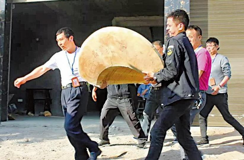 ■執法隊到民居沒收棺材。　互聯網