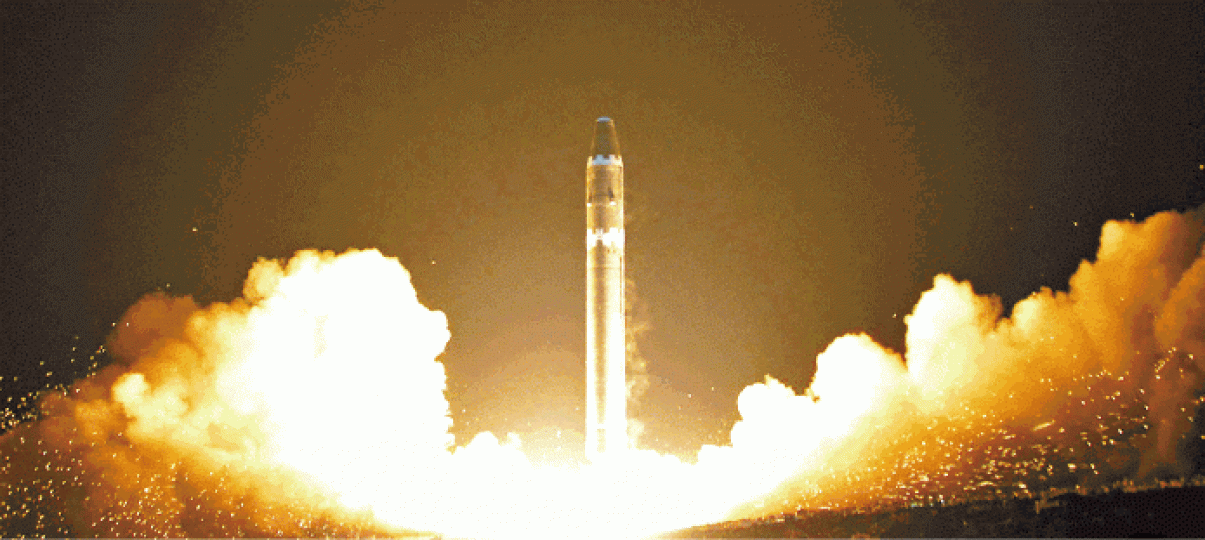 ■北韓去年在沙門洞試射「火星15型」洲際彈道導彈。資料圖片