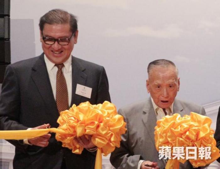 ■已故邱德根(右)第4子邱達強(左)過去9年多次增持中燃,粗略估計總成本70億元,現大賺約240億元。 資料圖片 ■已故邱德根(右)第4子邱達強(左)過去9年多次增持中燃,粗略估計總成本70億元,現大賺約240億元。 資料圖片