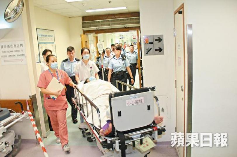 ■中槍疑犯腳部受傷流血,到醫院求醫時被捕。黎志偉攝 ■中槍疑犯腳部受傷流血,到醫院求醫時被捕。黎志偉攝