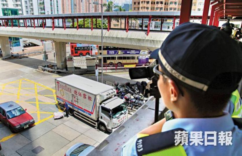 ■警方今起於全港試行利用攝錄機執法,司機更難「偷雞」於禁區上落貨。黃文邦攝 ■警方今起於全港試行利用攝錄機執法,司機更難「偷雞」於禁區上落貨。黃文邦攝