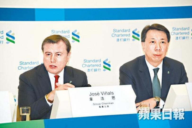 ■渣打主席韋浩思(左)首次來港主持業績會;旁為大中華及北亞地區行政總裁洪丕正。何耀勤攝 ■渣打主席韋浩思(左)首次來港主持業績會;旁為大中華及北亞地區行政總裁洪丕正。何耀勤攝