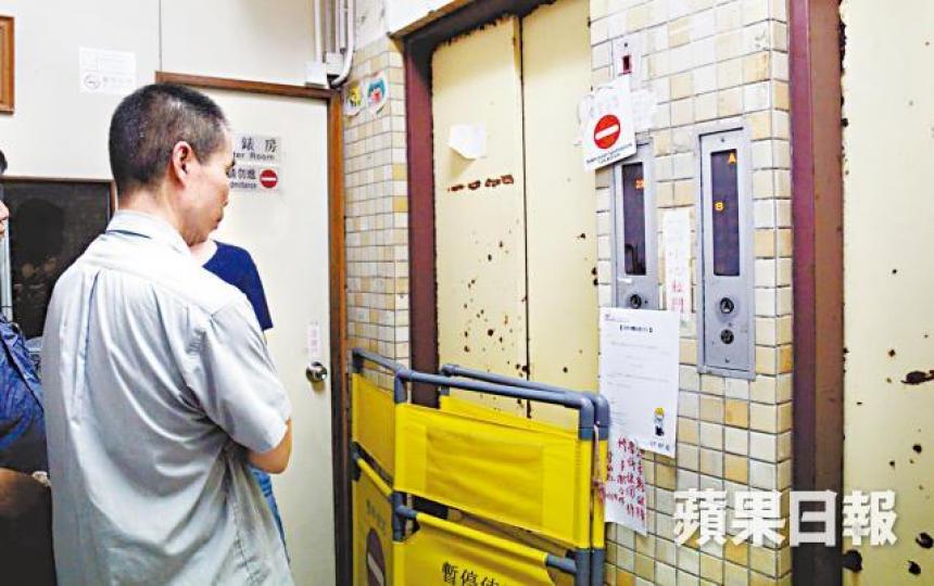 ■涉事升降機於意外後封閉,承辦商昨派人檢查。黃麗英攝■意外中受傷的郭婆婆昨已出院。 ■涉事升降機於意外後封閉,承辦商昨派人檢查。黃麗英攝■意外中受傷的郭婆婆昨已出院。