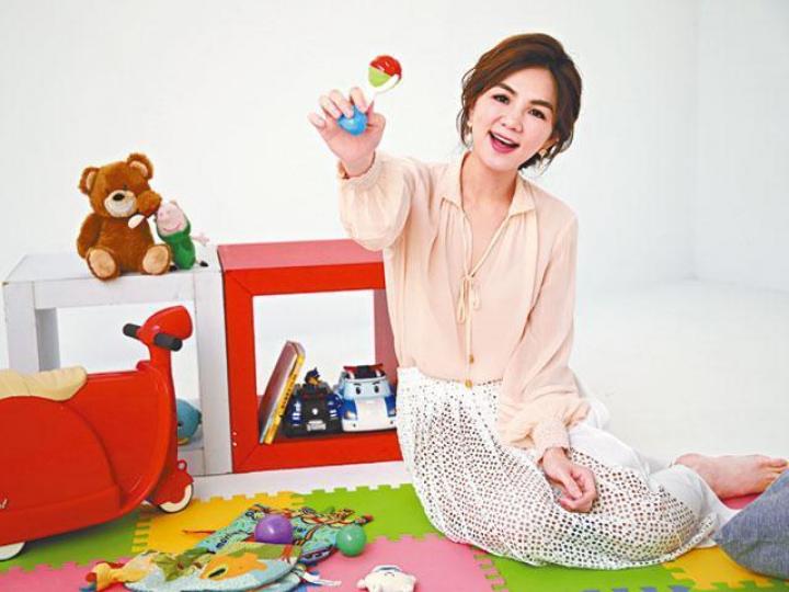 ■Ella現在最希望看兒子勁寶自由自在地長大,自言永遠愛勁寶。台灣《蘋果日報》■微電影現場滿佈了S.H.E多年來的復刻版娛樂版頭條,令Ella十分感觸。■Ella於12年嫁賴斯翔,去年為對方誕下兒子。互聯網圖片■Ella自爆當年試過在錄影時突然攞咪敲自己,又試過在飛機上喊。台灣《蘋果日報》■Ella(右)對上一次主演劇集,已是14年的台劇《謊言遊戲》。劇照■Ella於15年在電影《缺角一族》演檳榔西施後,直到今年才再有新作。劇照 ■Ella現在最希望看兒子勁寶自由自在地長大,自言永遠愛勁寶。台灣《蘋果日報》■微電影現場滿佈了S.H.E多年來的復刻版娛樂版頭條,令Ella十分感觸。■Ella於12年嫁賴斯翔,去年為對方誕下兒子。互聯網圖片■Ella自爆當年試過在錄影時突然攞咪敲自己,又試過在飛機上喊。台灣《蘋果日報》■Ella(右)對上一次主演劇集,已是14年的台劇《謊言遊戲》。劇照■Ella於15年在電影《缺角一族》演檳榔西施後,直到今年才再有新作。劇照