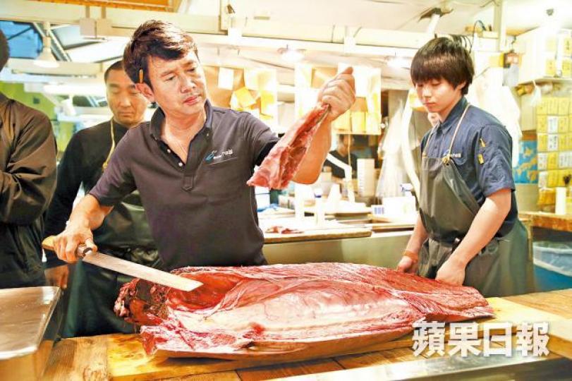■山口幸隆指,解剖吞拿魚第一刀的準繩最重要。 ■山口幸隆指,解剖吞拿魚第一刀的準繩最重要。