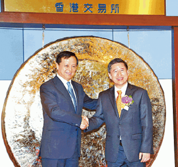 ■歌禮製藥噚日上市，李小加（左）現身撐場。