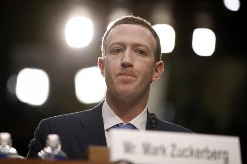 ■朱克伯格自今年三月劍橋分析醜聞曝光後，大舉拋售facebook股票，料涉及過百億港元的利益。資料圖片