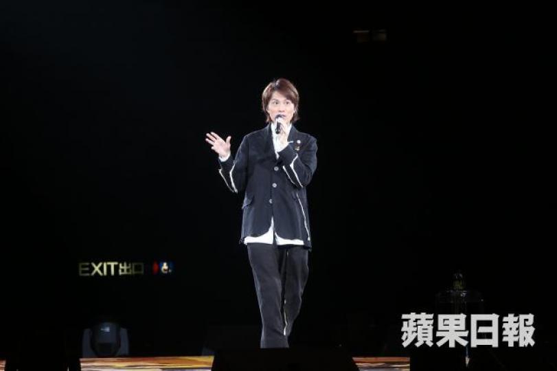 ■黃子華早前舉行26場棟篤笑，強國黃牛來港示範了如何空手入白刃。　資料圖片