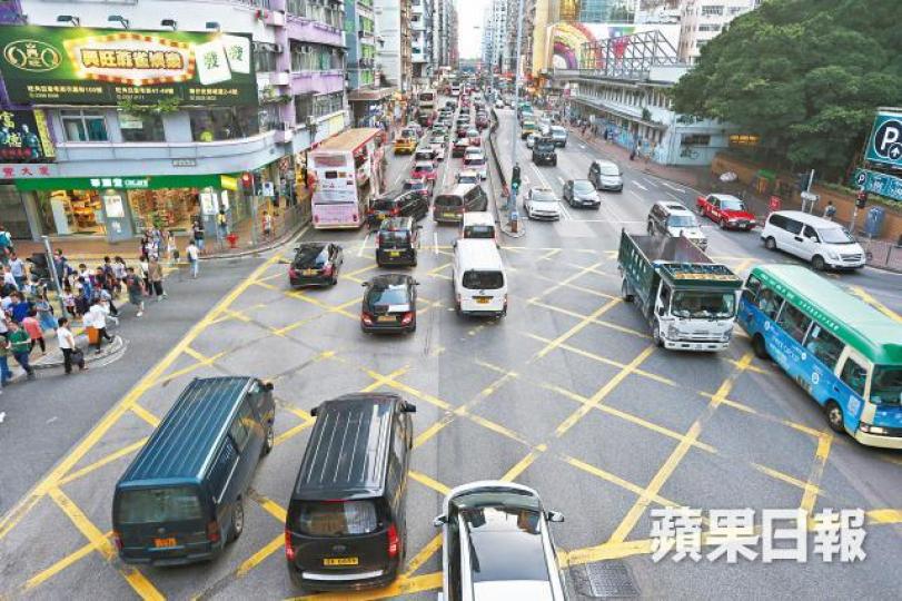 ■亞皆老街十字路口大黃格為警方執法重點之一。王子俊攝■網上流傳的警方內部文件,內頁圖文並茂列出西九的執法地點。互聯網 ■亞皆老街十字路口大黃格為警方執法重點之一。王子俊攝■網上流傳的警方內部文件,內頁圖文並茂列出西九的執法地點。互聯網