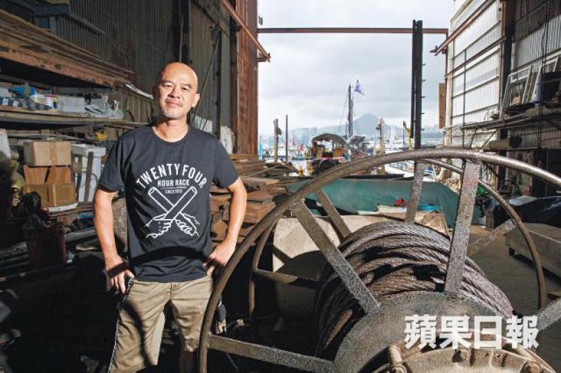 ■區世傑獨身,早不奢望有人接手,也明白行業已走到盡頭。■光明船廠是行內老字號,幾近包辦香港傳統木船製造。■如今船廠只有3人,無船可造便做維修。■造不到心中最完美木船,手作王從頭再來,製作模型船,對自己交代。■三代造船,區世傑稱父親一雙巧手無人能及。■工場停泊了待修的「大張保」。■06年製成的「張保仔」,造價600萬。資料圖片 ■區世傑獨身,早不奢望有人接手,也明白行業已走到盡頭。■光明船廠是行內老字號,幾近包辦香港傳統木船製造。■如今船廠只有3人,無船可造便做維修。■造不到心中最完美木船,手作王從頭再來,製作模型船,對自己交代。■三代造船,區世傑稱父親一雙巧手無人能及。■工場停泊了待修的「大張保」。■06年製成的「張保仔」,造價600萬。資料圖片