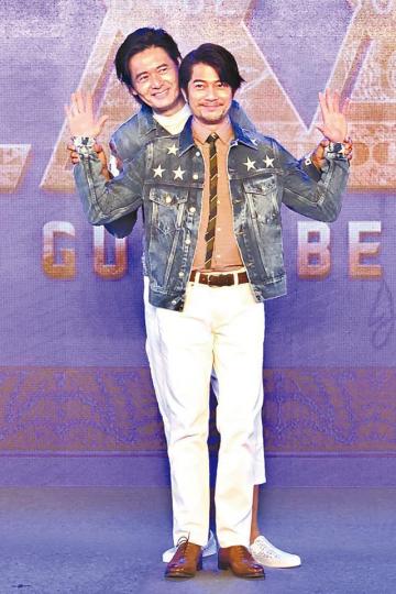 ■發哥跟城城同是身穿牛仔外套及白色褲,果然是好拍檔。■發哥、郭富城與莊文強一齊為《無雙》到北京宣傳,發嫂亦有陪發哥出席。■《無雙》不少場面向《英雄本色》致敬,發哥笑言因此才能應付《無雙》動作戲。劇照 ■發哥跟城城同是身穿牛仔外套及白色褲,果然是好拍檔。■發哥、郭富城與莊文強一齊為《無雙》到北京宣傳,發嫂亦有陪發哥出席。■《無雙》不少場面向《英雄本色》致敬,發哥笑言因此才能應付《無雙》動作戲。劇照