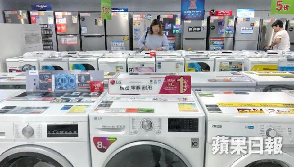 ■四電一腦新政策剛實施,規定銷售商須為顧客免費上門回收舊電器。許頌明攝 ■四電一腦新政策剛實施,規定銷售商須為顧客免費上門回收舊電器。許頌明攝