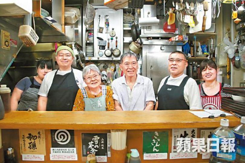 ■曾野田先生(右二)及太太(右一),與家人在築地經營餐廳多年,堅持留在原址服務客人。■多け乃名菜醬油煮喜知次。■平民食堂多け乃有78年歷史。 ■曾野田先生(右二)及太太(右一),與家人在築地經營餐廳多年,堅持留在原址服務客人。■多け乃名菜醬油煮喜知次。■平民食堂多け乃有78年歷史。