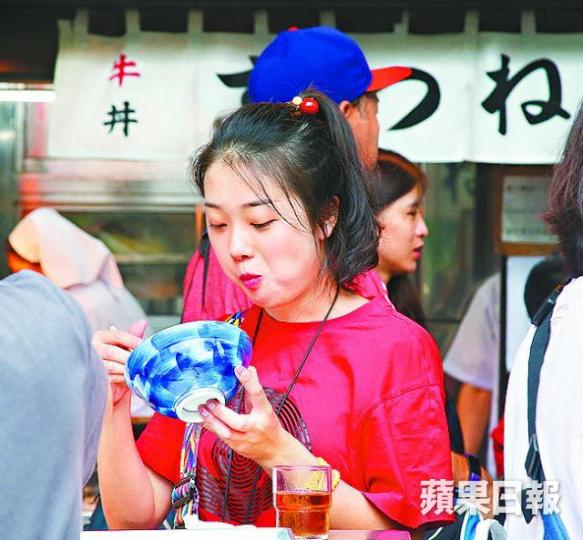 ■築地市場美食紛陳,遊人大快朵頤。■店舖扎根築地多年,大多抗拒搬遷。 ■築地市場美食紛陳,遊人大快朵頤。■店舖扎根築地多年,大多抗拒搬遷。