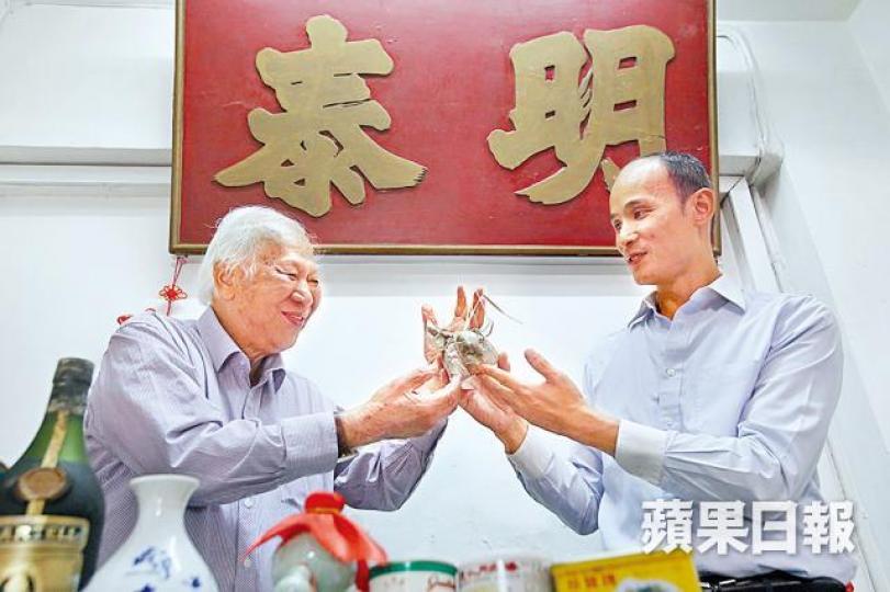 ■廣林叔將事業傳給兒子李豐年,合力保留辦館人情味。 ■廣林叔將事業傳給兒子李豐年,合力保留辦館人情味。