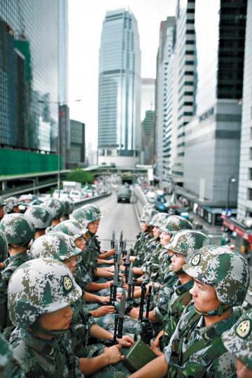 ■消息指駐港部隊擬准許軍人「非因公外出」時穿軍服,日後街上或會見到大批軍人;圖為部隊早年在港演習。資料圖片 ■消息指駐港部隊擬准許軍人「非因公外出」時穿軍服,日後街上或會見到大批軍人;圖為部隊早年在港演習。資料圖片