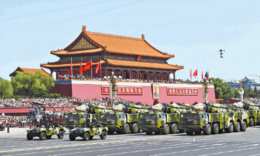 ■有指習與軍方角力,圖為天安門舉行閱兵。 ■有指習與軍方角力,圖為天安門舉行閱兵。