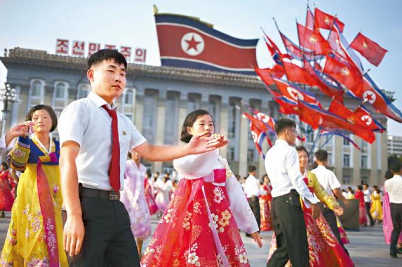 ■北韓民眾上周在金日成廣場跳舞紀念韓戰休戰65周年。美聯社 ■北韓民眾上周在金日成廣場跳舞紀念韓戰休戰65周年。美聯社