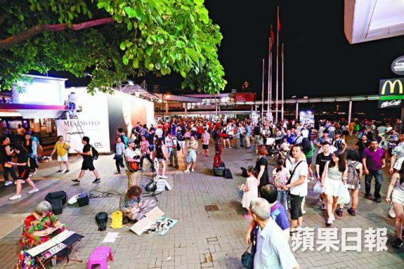 ■有區議員擔心大媽轉戰天星碼頭會影響原區的街頭表演者。 ■有區議員擔心大媽轉戰天星碼頭會影響原區的街頭表演者。