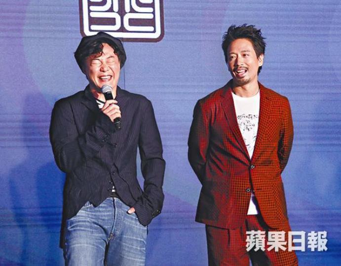 ■Eason(左)非常欣賞郭偉亮,大讚是香港男歌手top5。■Eason開心切蛋糕,補祝上月底的生日。 ■Eason(左)非常欣賞郭偉亮,大讚是香港男歌手top5。■Eason開心切蛋糕,補祝上月底的生日。
