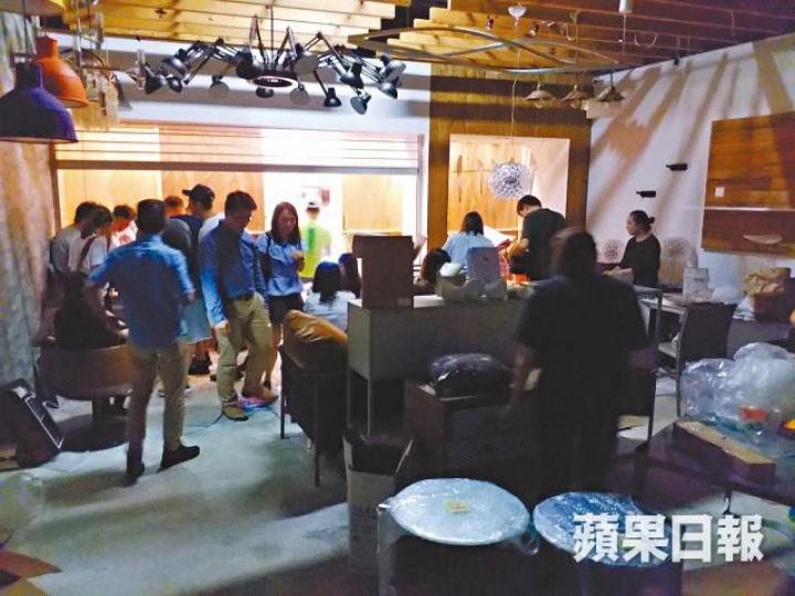 ■家具店Aluminium被截電,市民前晚摸黑挑選心頭好。溫瑞麟攝■有市民即場取走多張陳列品椅子。 ■家具店Aluminium被截電,市民前晚摸黑挑選心頭好。溫瑞麟攝■有市民即場取走多張陳列品椅子。
