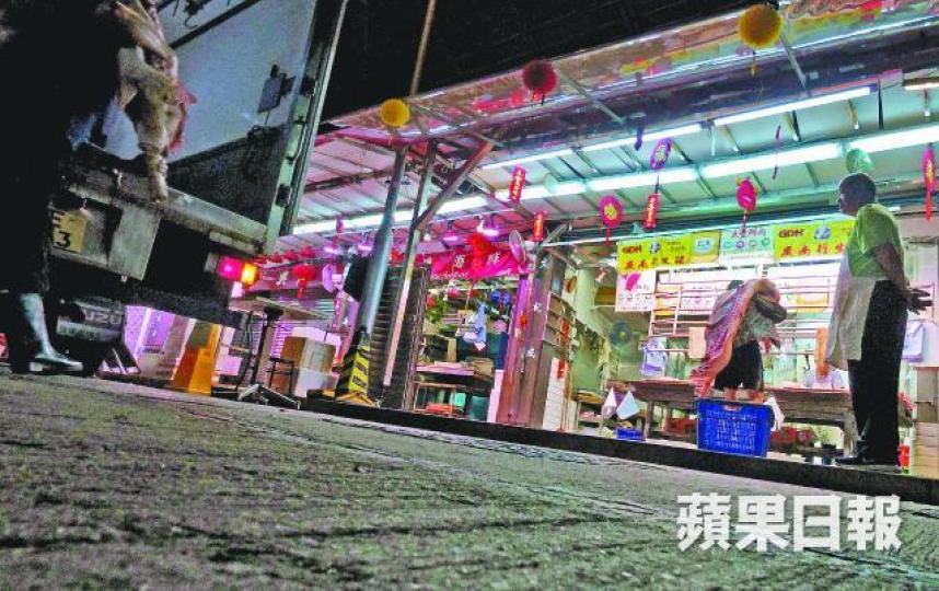 ■清晨5時,天仍未光,肉檔及運輸人員已開始工作。麥超億攝■慈雲山佳寶肉檔上月被潑漂白水,疑犯由警員押往現場重組案情。 ■清晨5時,天仍未光,肉檔及運輸人員已開始工作。麥超億攝■慈雲山佳寶肉檔上月被潑漂白水,疑犯由警員押往現場重組案情。