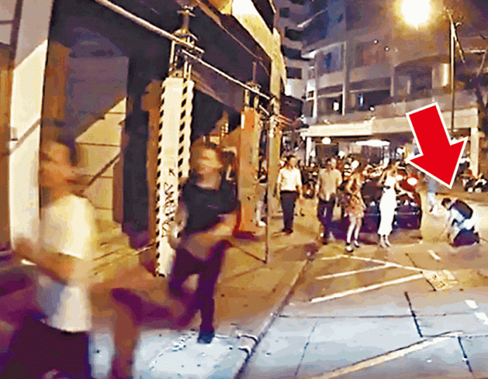 ■事主遇襲後受傷跪地(箭嘴示),兇徒逃離現場。 ■事主遇襲後受傷跪地(箭嘴示),兇徒逃離現場。