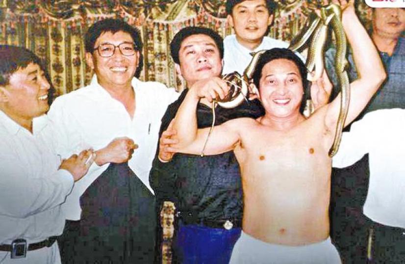 ■內地公安觀看王林(右一)表演後與其合影留念。互聯網 ■內地公安觀看王林(右一)表演後與其合影留念。互聯網