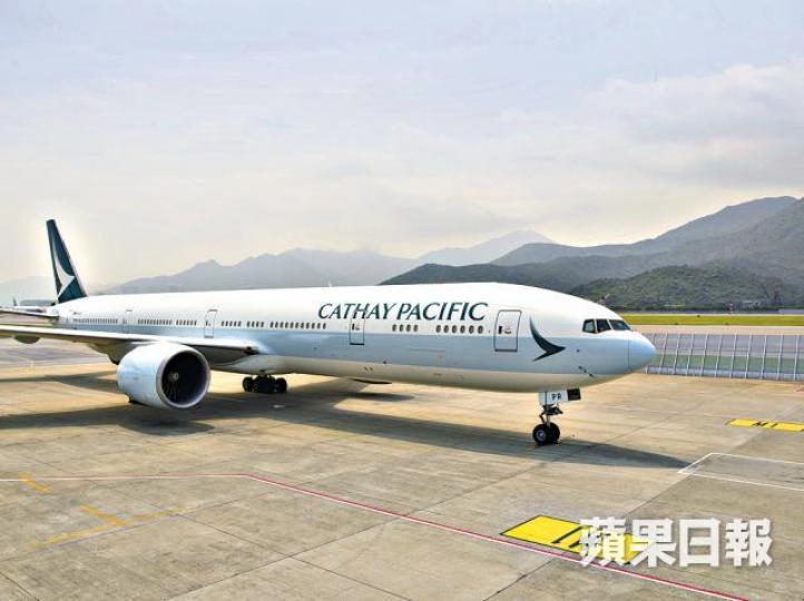 ■國泰增加座位令乘客更擠迫,服務質素被指每況愈下。 ■國泰增加座位令乘客更擠迫,服務質素被指每況愈下。
