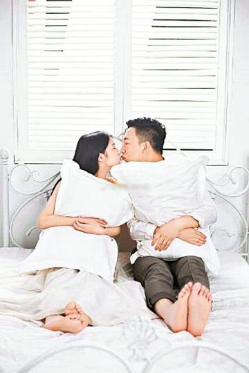 ■賤男拋妻與情人同寢共眠。■遭狠夫拋棄一度自殺的女網友。 ■賤男拋妻與情人同寢共眠。■遭狠夫拋棄一度自殺的女網友。
