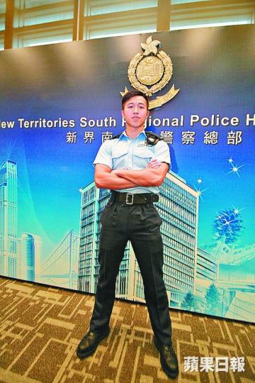 ■跳海救人的衝鋒隊警員黃偉興昨接受訪問。劉柏麟攝■身材健碩的黃偉興前日救人後送院檢查。 ■跳海救人的衝鋒隊警員黃偉興昨接受訪問。劉柏麟攝■身材健碩的黃偉興前日救人後送院檢查。