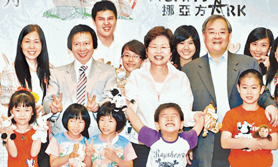 ■2009年挪亞方舟試營運期間,時任發展局局長林鄭在郭炳江陪同下入場參觀。■馬灣居民黃杏雲認為新地不管理和保養馬灣舊村的本土特色村屋,十分可惜。■馬灣公園的挪亞方舟宗教概念源自新地前董事總經理郭炳江,然而新地其實一直不重視馬灣公園。資料圖片 ■2009年挪亞方舟試營運期間,時任發展局局長林鄭在郭炳江陪同下入場參觀。■馬灣居民黃杏雲認為新地不管理和保養馬灣舊村的本土特色村屋,十分可惜。■馬灣公園的挪亞方舟宗教概念源自新地前董事總經理郭炳江,然而新地其實一直不重視馬灣公園。資料圖片