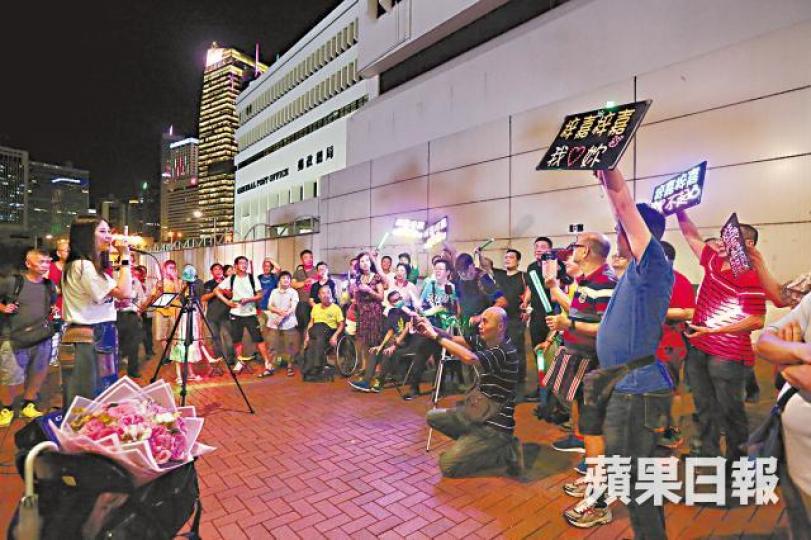 ■歌手彭梓嘉昨晚於銅鑼灣表演後,再轉到中環唱歌。何頴賢攝■大媽昨於尖沙嘴海旁起爭執,警員到場調停。陳善南攝 ■歌手彭梓嘉昨晚於銅鑼灣表演後,再轉到中環唱歌。何頴賢攝■大媽昨於尖沙嘴海旁起爭執,警員到場調停。陳善南攝
