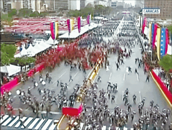 ■馬杜羅受襲後,警衞軍方陣潰散。路透社 ■馬杜羅受襲後,警衞軍方陣潰散。路透社