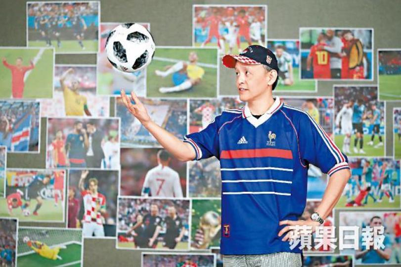 ■何輝是分析大師,球場跳入寫字樓、新加坡跳入大中華,二揀一的抉擇,從不出錯。何柏佳攝■何輝(左)足球生涯曾效力海蜂,27歲掛靴。■近年參與廣東電視台賽車評述,還落場比賽。 ■何輝是分析大師,球場跳入寫字樓、新加坡跳入大中華,二揀一的抉擇,從不出錯。何柏佳攝■何輝(左)足球生涯曾效力海蜂,27歲掛靴。■近年參與廣東電視台賽車評述,還落場比賽。