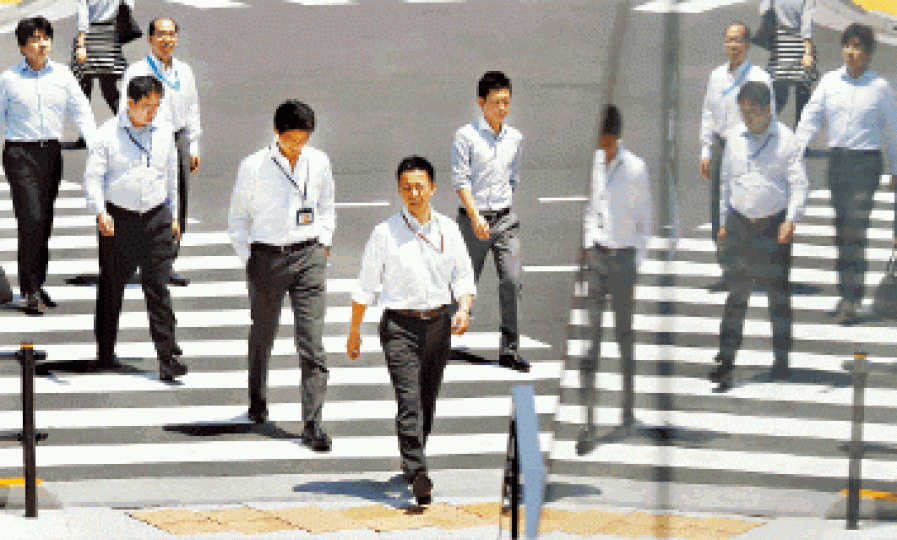 ■日本政府千方百計想縮短上班族工作時間。互聯網 ■日本政府千方百計想縮短上班族工作時間。互聯網