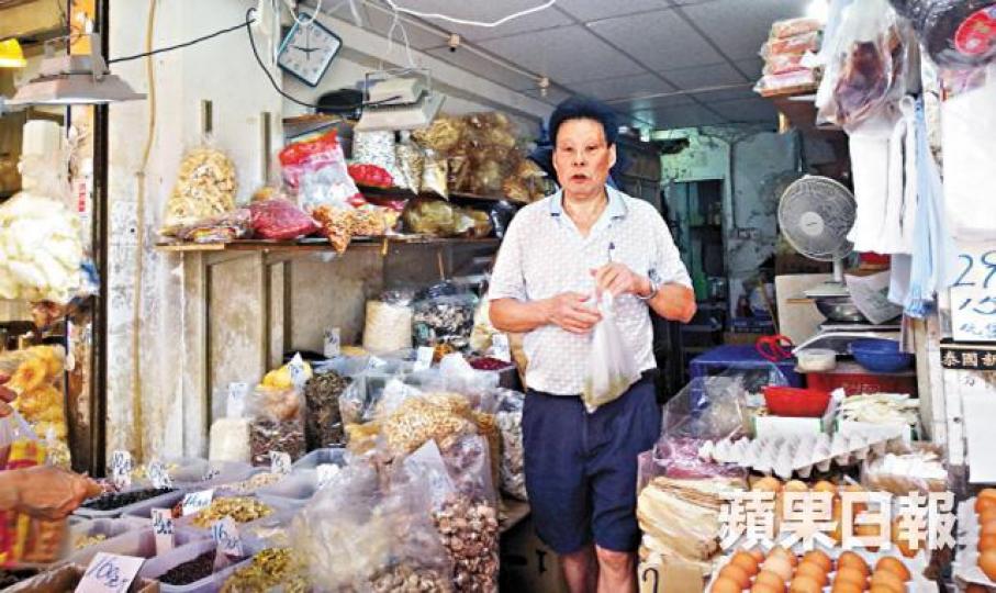 ■雜貨店老闆陳伯與佳寶老闆林曉毅是汕尾同鄉。 ■雜貨店老闆陳伯與佳寶老闆林曉毅是汕尾同鄉。